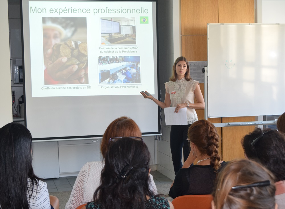 Participante de découvrir présentant son parcours professionnel devant un groupe lors d’un événement d’échange