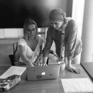 Atelier sur l'intelligence artificielle organisé par l'association découvrir et animé par Rana Chamsi, experte en intelligence artificielle, SEO et marketing digital.