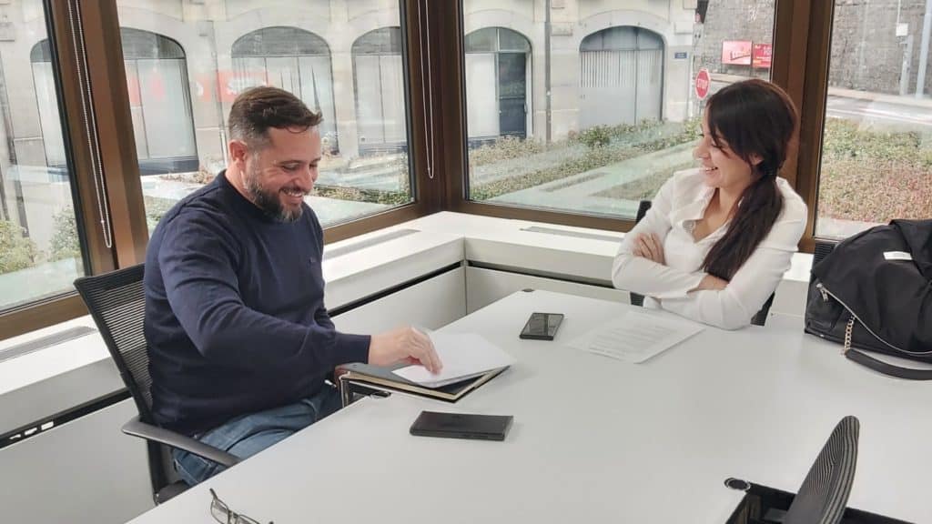 Femme migrante qualifiée et employé d’une entreprise partenaire échangent lors d’une session de speed coaching organisée par l’association découvrir