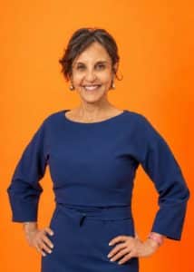 Portrait de Badra Haddassi, collaboratrice administrative et chargée de l’accueil à l’association découvrir