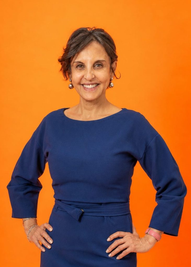 Portrait de Badra Haddassi, collaboratrice administrative et chargée de l’accueil à l’association découvrir