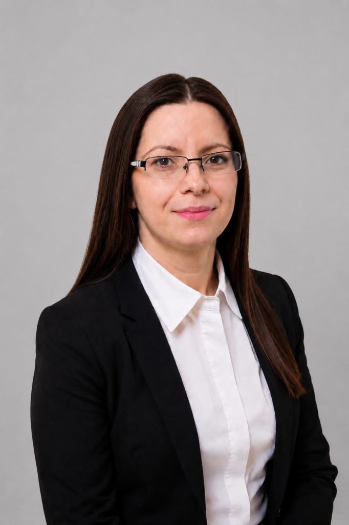 Portrait d’Evis Basha, trésorière du comité de l’association découvrir.