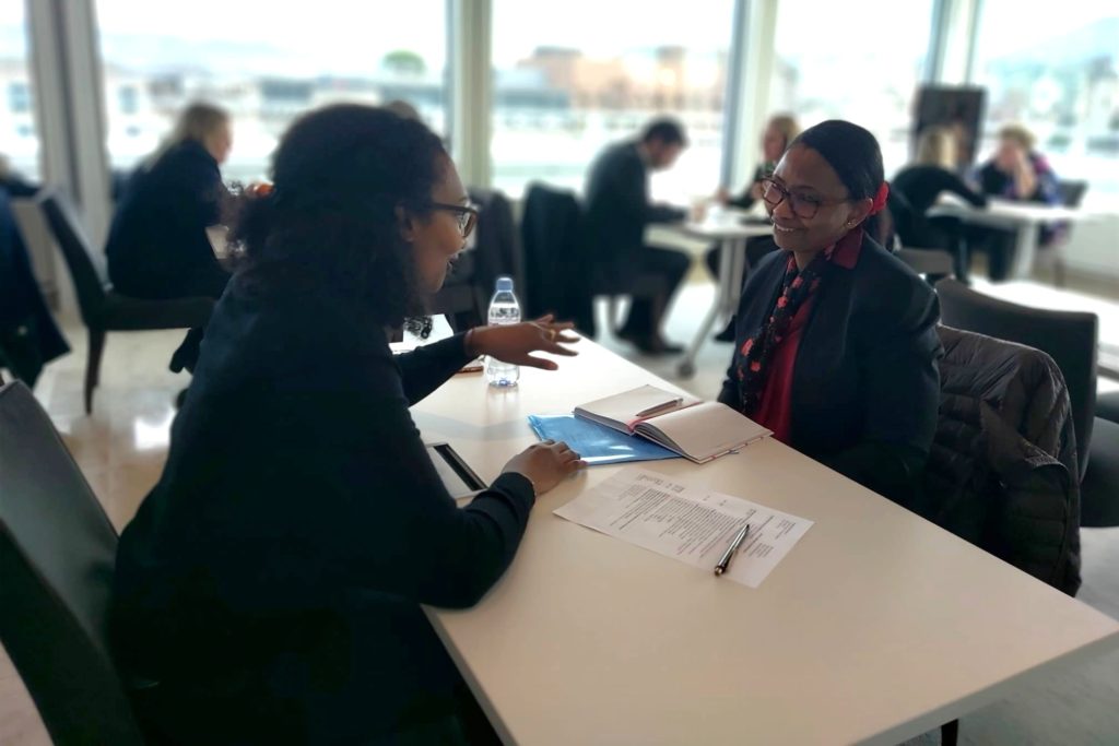 Une recruteuse échange avec une femme qualifiée issue de la migration lors d’un entretien professionnel