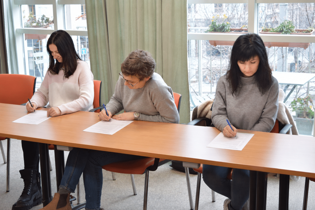Des participantes passe un test de niveau avant son inscription à un cours de langues.