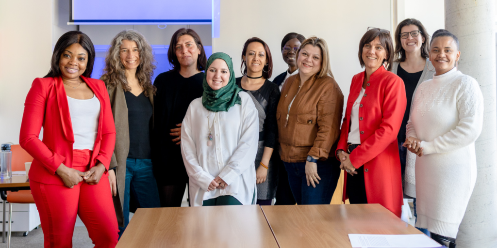 Participantes du programme ProActe échangeant lors d'un atelier de bilan de compétences organisé par l'association découvrir.