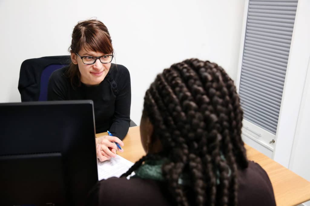 Permanence d'accueil de l'association découvrir pour personnes migrantes qualifiées en recherche d'emploi à Genève, Neuchâtel, Lausanne, Renens et Sion.