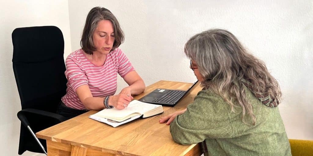 Conseillère du service Redes accompagnant une personne dans ses démarches de reconnaissance de diplôme étranger en Suisse