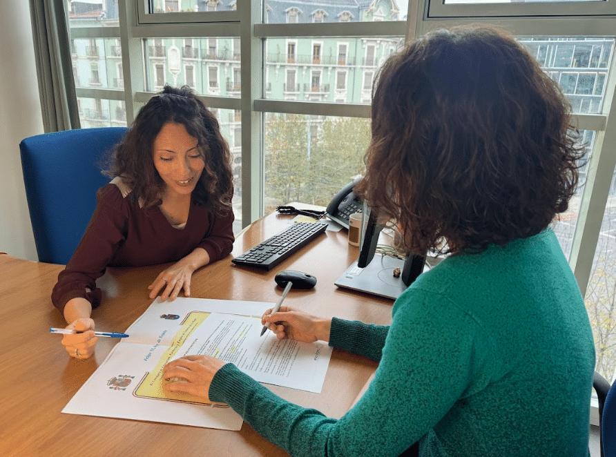 Conseillère du service Redes accompagnant une personne dans ses démarches de reconnaissance de diplôme étranger en Suisse