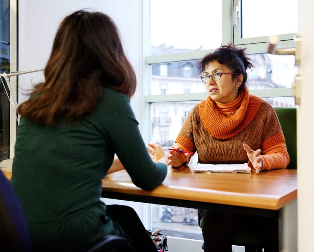 Conseillère et participante en entretien d'orientation professionnelle dans les locaux de l'association découvrir.