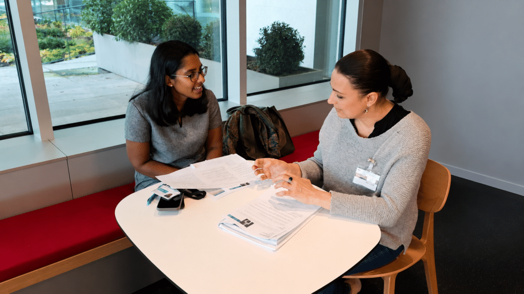 Une participante échange avec une professionnelle lors d’une séance de speed coaching