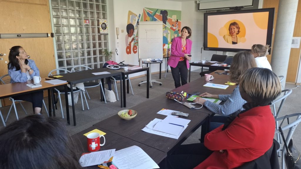 Une formatrice anime un atelier auprès de participant·e·s au programme de mentorat de l’Association découvrir