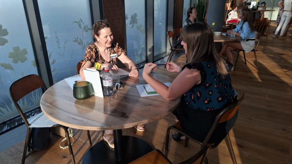Un binôme de mentor et mentorée échange lors du lancement d’un programme de mentorat