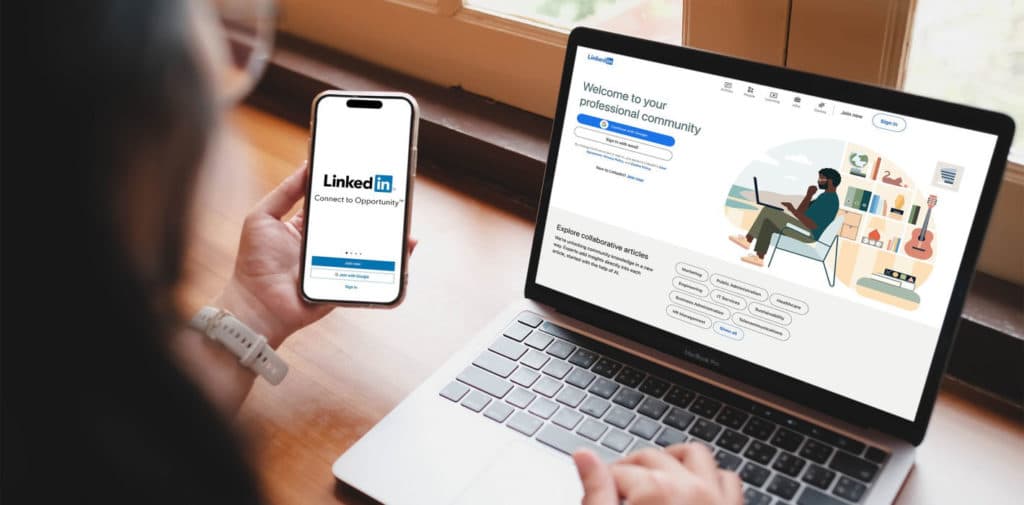 Personne utilisant LinkedIn sur un ordinateur et un téléphone pour développer sa visibilité professionnelle